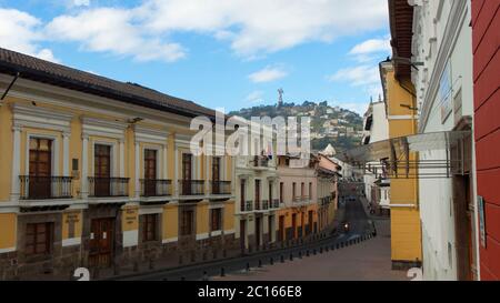 Quito, Pichincha / Ecuador - Luglio 29 2018: Persone che camminano sulla via Cuenca con la vergine di El Panecillo sullo sfondo Foto Stock