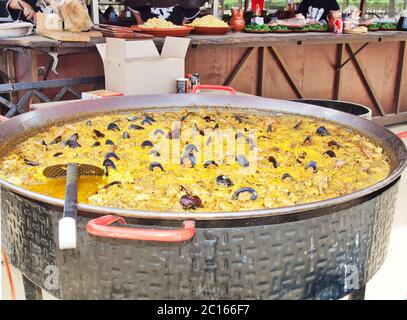 Vongole conchiglie e gamberi e altri frutti di mare all'aperto, Siviglia, Spagna Foto Stock