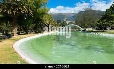 Quito, Pichincha / Ecuador - 29 2018 luglio: Persone che camminano vicino alla laguna del Parco la Carolina in una mattina soleggiata Foto Stock