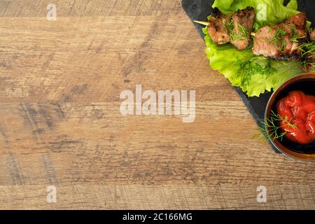 Shashlik con verdure e ketchup. Ved. Superiore Foto Stock