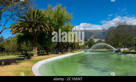 Quito, Pichincha / Ecuador - 29 2018 luglio: Persone che camminano vicino alla laguna del Parco la Carolina in una mattina soleggiata Foto Stock