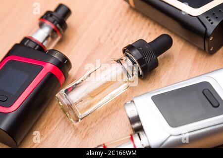 Vaping elettronico mecc mod e vape liquido. Foto Stock