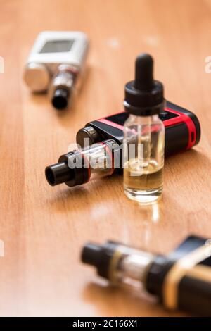 Vaping elettronico mecc mod e vape liquido. Foto Stock