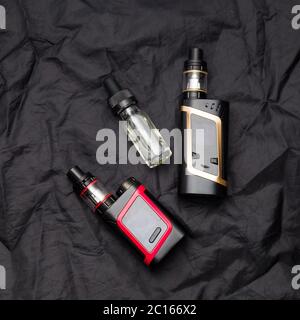 Vaping elettronico mecc mod e vape liquido. Foto Stock