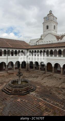 Quito, Pichincha / Ecuador - 30 2018 luglio: Vista sul cortile interno della chiesa e convento di la Merced. La sua costruzione iniziò all'inizio Foto Stock