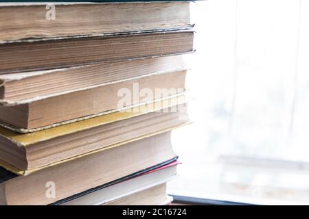 Una pila di libri vecchi che giace su un davanzale Foto Stock
