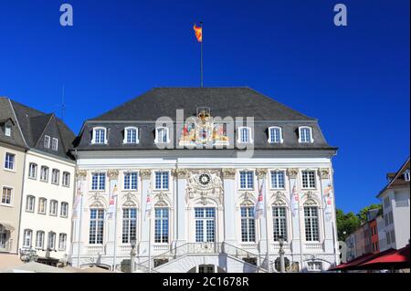 L'Altes Rathaus (vecchio municipio) visto dalla piazza centrale del mercato. Bonn, Germania. E' stato costruito in stile rococò nel 1737 - 1738. Foto Stock