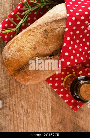 Pane appena sfornato avvolto in un asciugamano rosso. Foto Stock