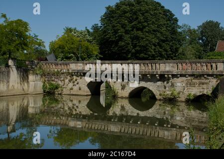 Il vecchio ponte di Allemans-du-Dropt, che si trova sul sito del ponte originale costruito dai Romani. Foto Stock