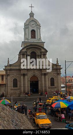 Riobamba, Chimborazo / Ecuador - Febbraio 10 2019: La gente che acquista al mercato vicino alla chiesa di San Antonio de Padova, costruita nel 19 ° secolo Foto Stock