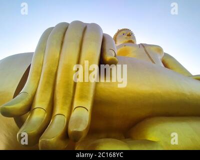 Culto Grande mano Buddha Wat Muang Tempio Angthong Thailandia Wat Muang Golden Giant Grande statua di Buddha Thailandia. Foto Stock