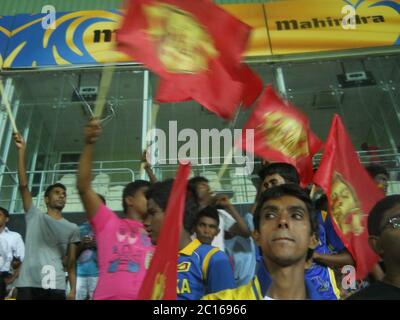 Tifosi che si divertono e sostengono il loro team UVA Next, durante la prima Premier League dello Sri Lanka (SLPL) nel 2012. UVA Next sono stati i campioni della Lega. R Foto Stock