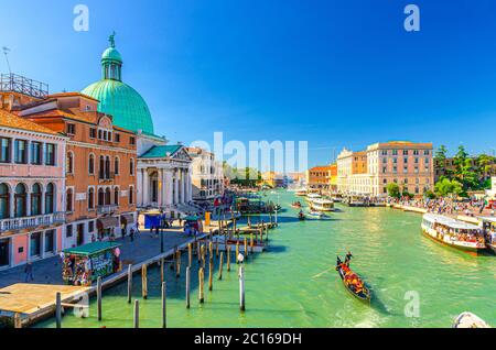 Venezia, 13 settembre 2019: Paesaggio urbano veneziano con yacht, gondole e vaporetti che navigano lungo il Canal Grande, chiesa di San Simeone piccolo a Santa Croce Promenade, cielo blu, Regione Veneto Foto Stock