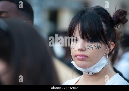 Giovane attivista donna con maschera chirurgica a una 'Black Lives Matter' flash MOB Foto Stock