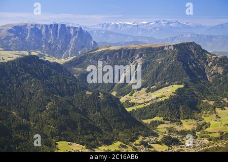 Val Gardena e Ortisei, Dolomiti, vista da una montagna Foto Stock