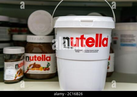 Tyumen, Russia-05 giugno 2020: Nutella, marchio popolare di una diffusione di cacao alla nocciola zuccherato, introdotto sul mercato nel 1964 dalla società italiana Fe Foto Stock