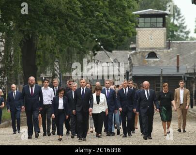 Oswiecim, Polonia. 14 Giugno 2020. Il presidente polacco Andrzej Duda, ministro della Cultura e del Patrimonio Nazionale Piotr Glinski, Presidente del Sejm della Repubblica di Polonia Elzbieta Witek passa attraverso la porta principale del campo di Auschwitz con l'iscrizione Arbeit macht frei. Credit: Damian Klamka/ZUMA Wire/Alamy Live News Foto Stock