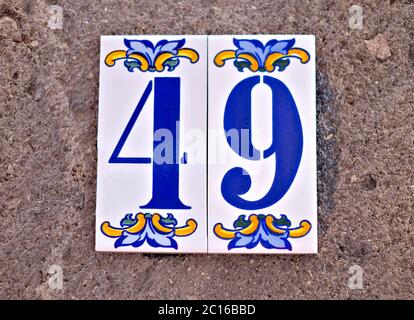 49, numero quarantanove, decorazione su superficie grigia. Foto Stock
