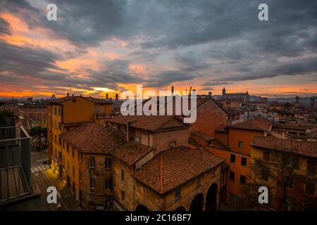Bologna, 10 febbraio 2019. Una vista sui tetti di Bologna durante una giornata di tramonto nuvoloso in inverno. Foto Stock
