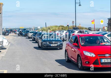 Waterford, Irlanda. 14 Giugno 2020. Tramore Beach era occupato oggi in una giornata gloriosamente soleggiata con alti da 18 a 23 gradi Celsius. Le auto sono state sostenute cercando di trovare posti auto. Credit: Notizie dal vivo di AG/Alamy Foto Stock