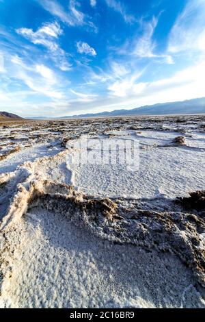 Valle della morte Badwater Basin. Il punto più basso del Nord America è un paesaggio surreale di vaste distese di sale. Il bacino si trova 282 piedi (86 m) sotto il livello del mare Foto Stock