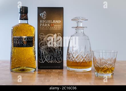 Highland Park Viking Honor bottiglia di whisky di malto scozzese con decanter di cristallo e bicchiere di whisky Foto Stock