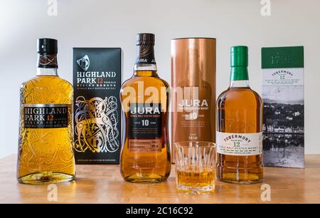 Bottiglie di whisky di malto Scotch, decanter di cristallo e bicchiere di whisky: Highland Park Viking Honor, Jura whisky e Toermory whisky Foto Stock