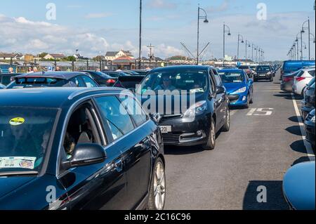 Waterford, Irlanda. 14 Giugno 2020. Tramore Beach era occupato oggi in una giornata gloriosamente soleggiata con alti da 18 a 23 gradi Celsius. Le auto sono state sostenute cercando di trovare posti auto. Credit: Notizie dal vivo di AG/Alamy Foto Stock