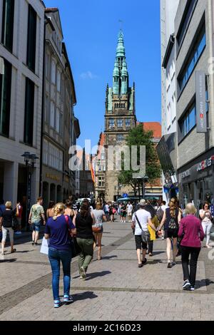 Persone e acquirenti a Prinzipalmarkt, con la guglia gotica della chiesa di San Lamberti alle spalle, Münster a Westfalen, Nord Reno-Westfalia, Germania Foto Stock