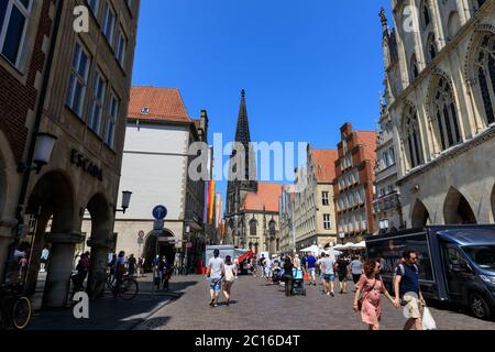 Persone e acquirenti a Prinzipalmarkt, con la guglia gotica della chiesa di San Lamberti alle spalle, Münster a Westfalen, Nord Reno-Westfalia, Germania Foto Stock