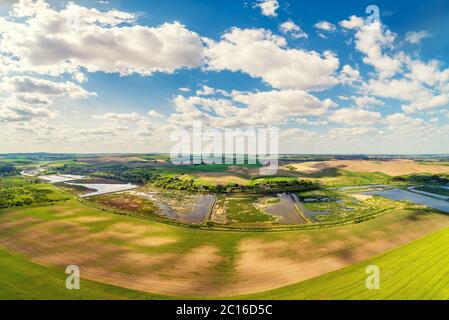 Vista aerea della campagna, del campo arabile e del ruscello in una giornata di sole in estate. Bellissimo paesaggio naturale in primavera. Panorama da 9 immagini Foto Stock