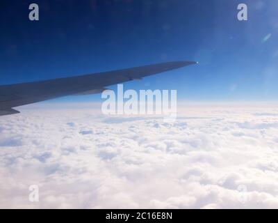 Le nuvole e il cielo come visto attraverso la finestra di un aeromobile Foto Stock