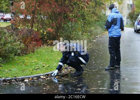 Linköping, Svezia 20041019 il doppio omicidio a Linköping è avvenuto il 19 ottobre 2004. Un uomo solista, armato di coltello, ha ucciso un ragazzo di otto anni e una donna di 56 anni a Åsgatan, nella parte centrale di Linköping. Foto Gippe Gustafsson Foto Stock