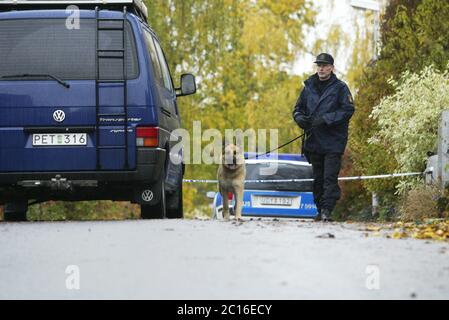 Linköping, Svezia 20041019 il doppio omicidio a Linköping è avvenuto il 19 ottobre 2004. Un uomo solista, armato di coltello, ha ucciso un ragazzo di otto anni e una donna di 56 anni a Åsgatan, nella parte centrale di Linköping. Foto Gippe Gustafsson Foto Stock