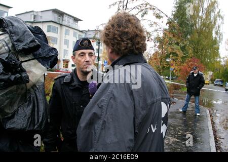 Linköping, Svezia 20041019 il doppio omicidio a Linköping è avvenuto il 19 ottobre 2004. Un uomo solista, armato di coltello, ha ucciso un ragazzo di otto anni e una donna di 56 anni a Åsgatan, nella parte centrale di Linköping. Foto Gippe Gustafsson Foto Stock