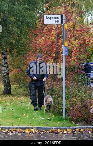 Linköping, Svezia 20041019 il doppio omicidio a Linköping è avvenuto il 19 ottobre 2004. Un uomo solista, armato di coltello, ha ucciso un ragazzo di otto anni e una donna di 56 anni a Åsgatan, nella parte centrale di Linköping. Foto Gippe Gustafsson Foto Stock