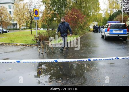 Linköping, Svezia 20041019 il doppio omicidio a Linköping è avvenuto il 19 ottobre 2004. Un uomo solista, armato di coltello, ha ucciso un ragazzo di otto anni e una donna di 56 anni a Åsgatan, nella parte centrale di Linköping. Foto Gippe Gustafsson Foto Stock