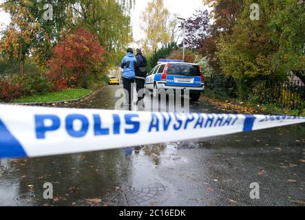 Linköping, Svezia 20041019 il doppio omicidio a Linköping è avvenuto il 19 ottobre 2004. Un uomo solista, armato di coltello, ha ucciso un ragazzo di otto anni e una donna di 56 anni a Åsgatan, nella parte centrale di Linköping. Foto Gippe Gustafsson Foto Stock