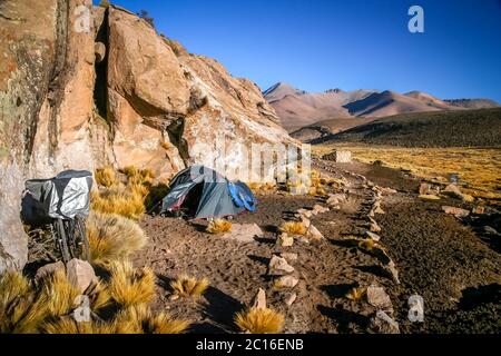 Camping tra rocce Foto Stock