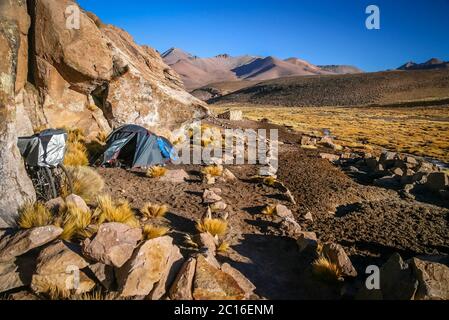 Camping tra rocce Foto Stock