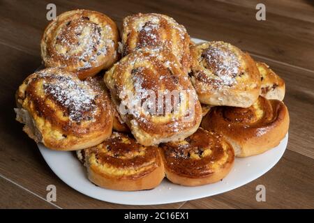 Polpettine con formaggio di cottage e uvetta ripiegati in un mucchio su un piatto. Foto Stock