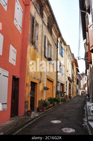 Tranquilla strada laterale stretta a Tarascon-sur-Ariege, Ariege, Occitanie, Francia Foto Stock