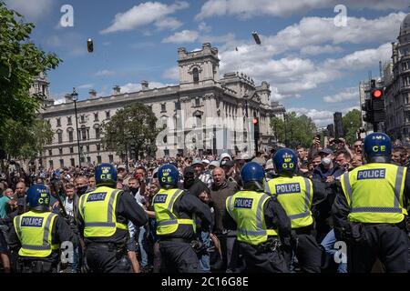 Migliaia di nazionalisti si riuniscono a Westminster per protestare violentemente contro la recente rimozione e vandalismo dei monumenti, in particolare Winston Churchill. Foto Stock