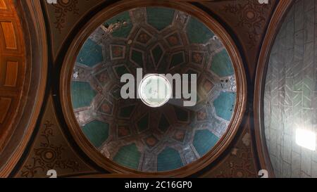 Quito, Pichincha / Ecuador - 1 novembre 2019: Vista dal basso della cupola della chiesa di El Sagrario nel centro storico di Quito Foto Stock