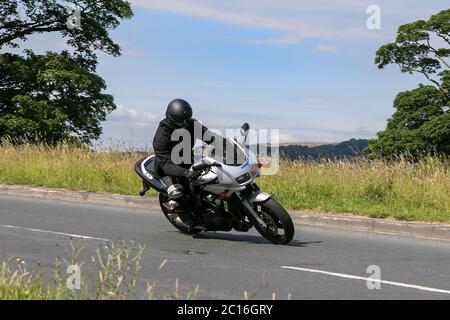 Un motociclista che guida una Yamaha Fazer vicino a Chorley nel Lancashire, Regno Unito Foto Stock