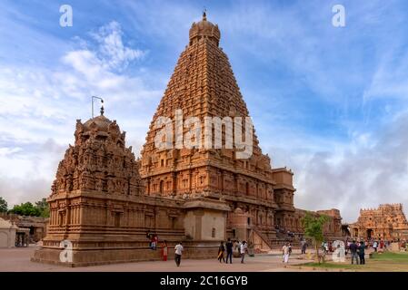 Thanjavur, India - 22 agosto 2018: Vista del maestoso tempio di Briadisvara con i pellegrini. Questo tempio indù è uno dei più visitati in India Foto Stock
