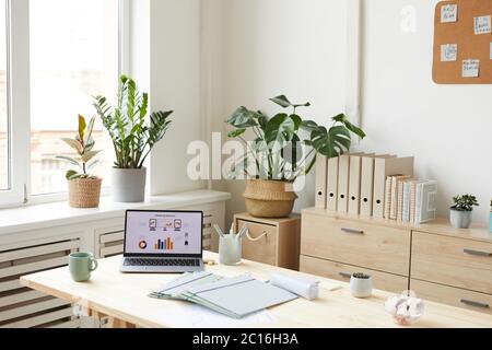 Decorazioni con scrivania e spazio verde con alcune piante naturali da  creare un ambiente di lavoro mentale e agghiacciante Foto stock - Alamy