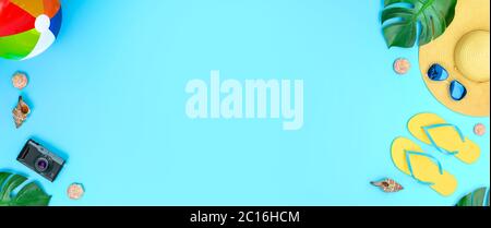 Concetto di vacanza estiva vista dall'alto sfondo. Banner piatto con illustrazione dei simboli estivi. Infradito, occhiali da sole, conchiglie, macchina fotografica, palla da spiaggia. Foto Stock