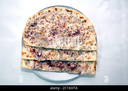 Qutab in una piastra bianca . Kutabi kutab Qutab Qutablar Azerbaigian sfondi bianchi nazionali . Foto Stock