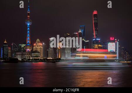 Skyline del quartiere Pudong visto dal Bund attraverso il fiume Huangpu a Shanghai in Cina Foto Stock